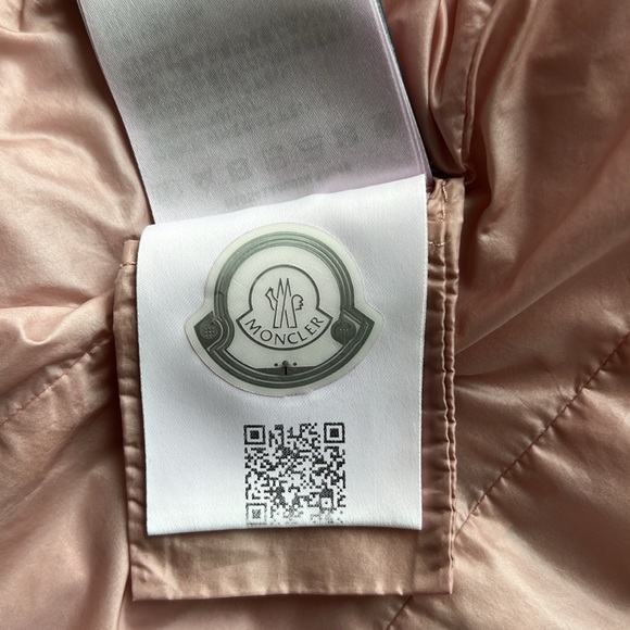 Moncler girls pink jacket size 4 (has discoloration) - Picture 14 of 15